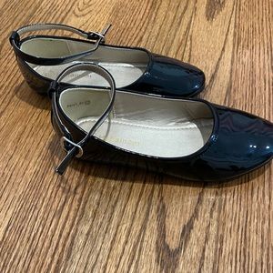 Girls patent leather shoes